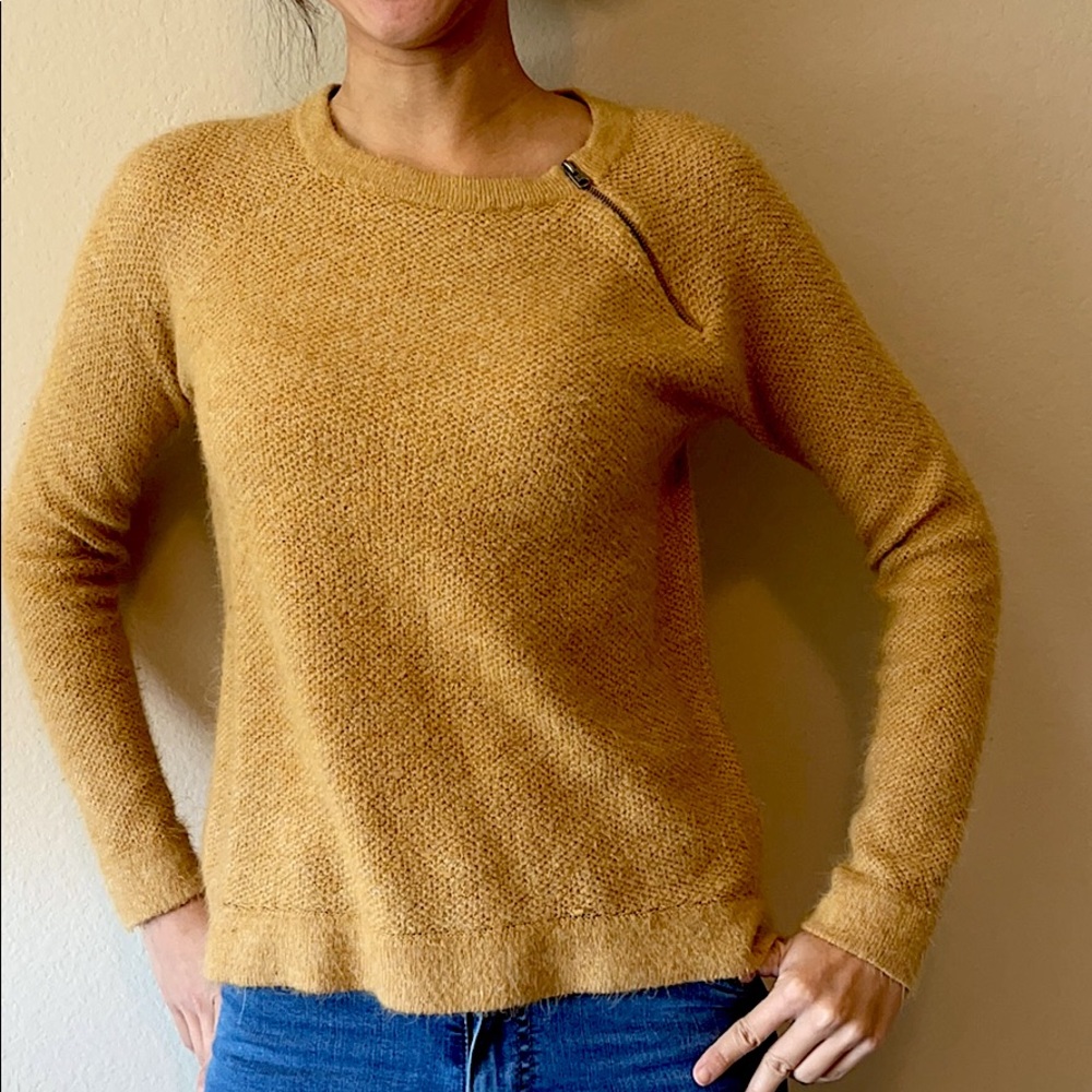 Yellow sweather: Super comfy